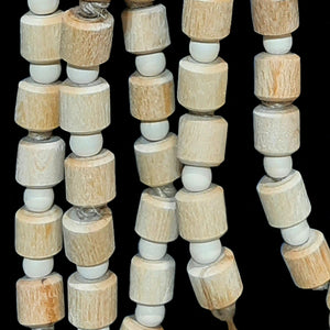 Lots of natural wood beads in different sizes to chew and snap! The base is a sola rope ball and is strung with jute cord. Designed for intermediate to medium sized birds such as caiques, senegals and quakers up to small cockatoos and african greys.