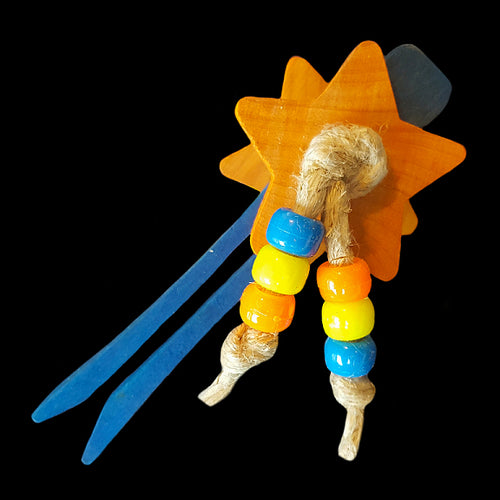 Spinning hardwood stars and pony beads attached to a wood clothes peg with jute cord. Designed for intermediate to medium sized birds.  Measures approx 3-1/2